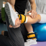 imagem de um uma fisioterapeuta realizando o tratamento de um paciente para o item Fisioterapia Fisioterapia Esportiva.