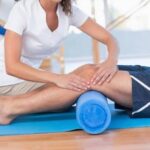 imagem de um uma fisioterapeuta realizando o tratamento de um paciente para o item Fisioterapia Traumato-Ortopédica