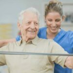 imagem de um uma fisioterapeuta realizando o tratamento de um paciente para o item Fisioterapia Geriátrica