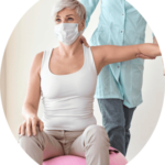 imagem de um uma fisioterapeuta realizando o tratamento de um paciente para o item Fisioterapia Pós Operatório